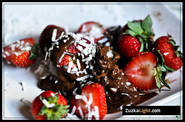 Sugar and Dairy Free Chocolate with Strawberries (FM) | Zuzka Light